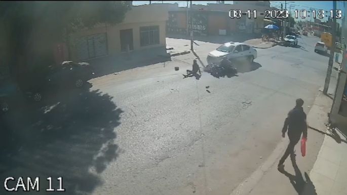 Familia a bordo de una motocicleta es arrollada por un taxista en SLP (Video)