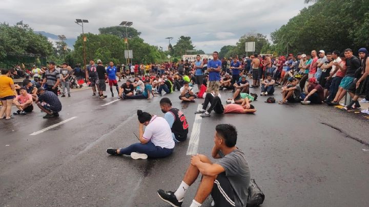 Migrantes bloquean carretera en Chiapas para exigir salvoconductos para llegar a la frontera con EU