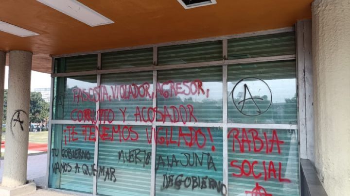 Un grupo de encapuchados vandaliza la Rectoría de la UNAM un día después de la elección de Lomelí