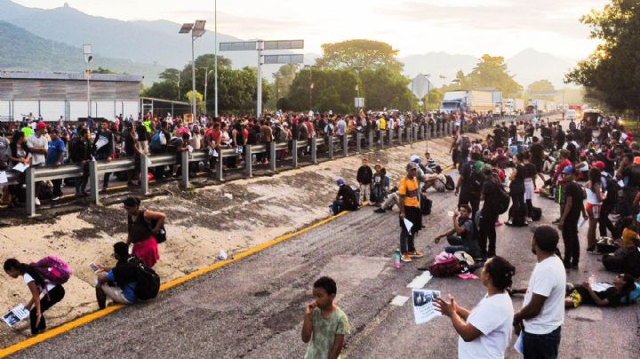 Miles de migrantes bloquearon una carretera en Chiapas y exigen salvoconductos en su camino a EU