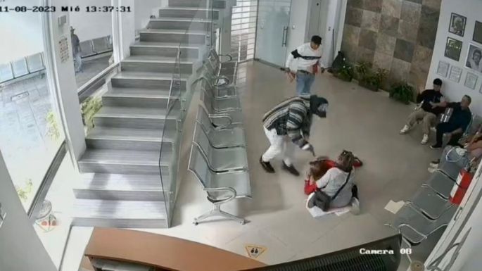 Golpean a una adulta mayor en violento asalto en notaría de Puebla; le roban 100 mil pesos (Video)