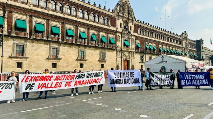 Clausuran simbólicamente Palacio Nacional, FGR y CNDH para exigir investigación a Fuerzas Armadas