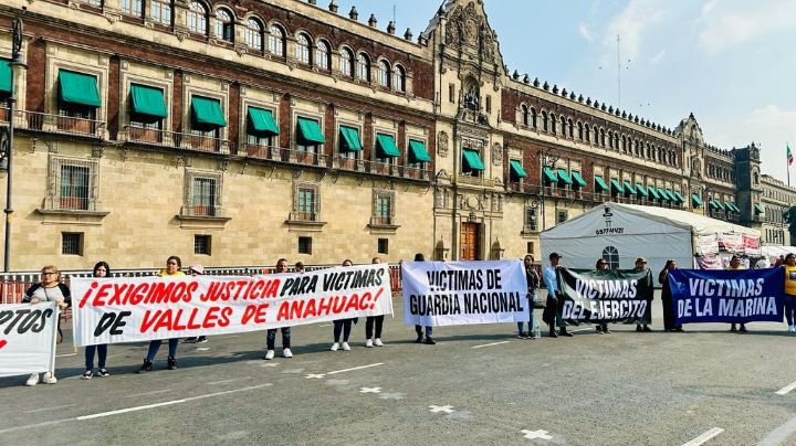 Clausuran simbólicamente Palacio Nacional, FGR y CNDH para exigir investigación a Fuerzas Armadas