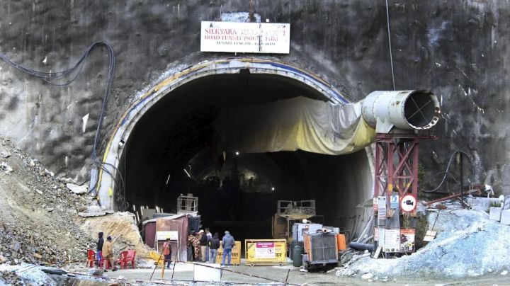 Perforadora avanza para rescatar a 40 trabajadores atrapados en un túnel derrumbado en India