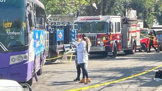 Choca camión repartidor de gas con autobús de pasajeros en Xochimilco; un muerto