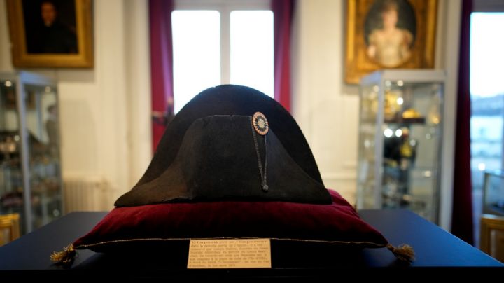 Gorra usada por Napoleón se subasta por 2.1 millones de dólares