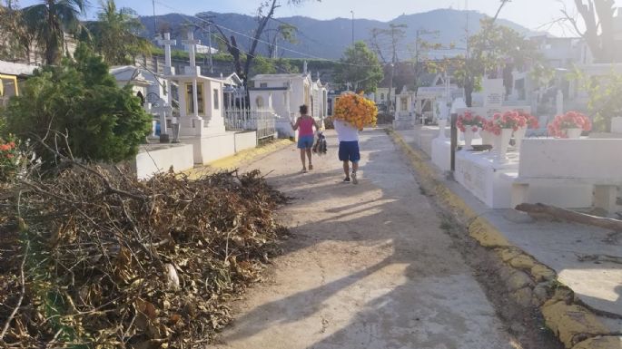Tras la devastación en Acapulco, los panteones lucen solitarios el Día de Muertos