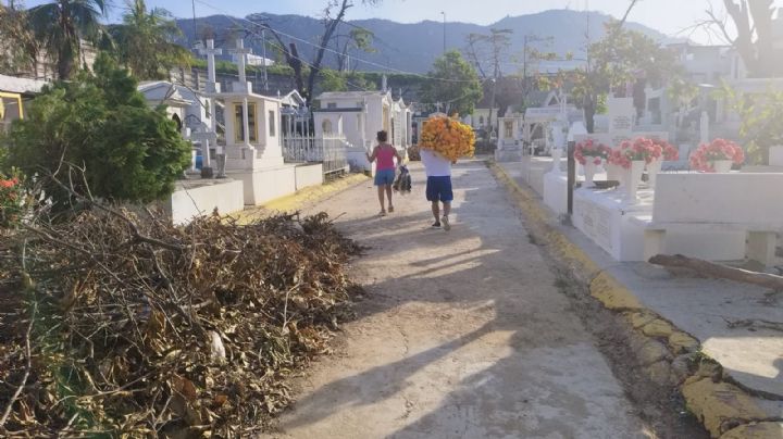 Tras la devastación en Acapulco, los panteones lucen solitarios el Día de Muertos