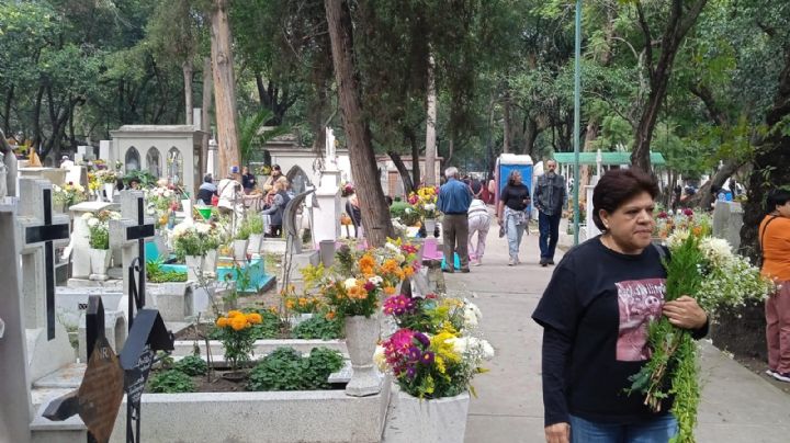 Panteones de la CDMX viven Día de Muertos con mariachi, cempasúchil y hasta pizzas a “domicilio”