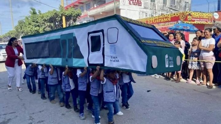 Disfrazan de Tren Maya a niños de preescolar para el desfile de la Revolución