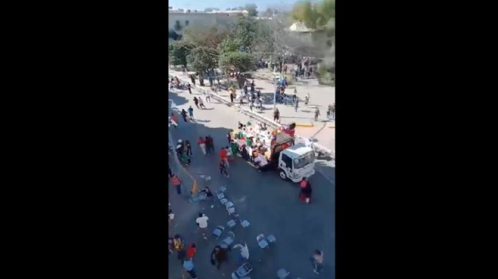 Pánico y estampida por supuesta balacera en desfile de Linares; esto ocurrió, según el alcalde (Video)