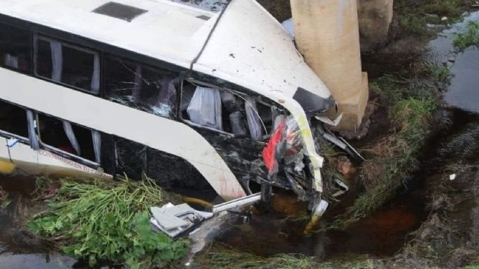 Mueren 12 personas en volcadura de autobús de turismo en Veracruz