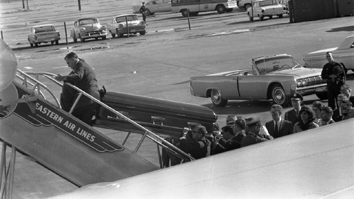 La secuencia fotográfica del féretro de John F. Kennedy en el Air Force One