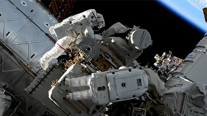 Astronautas pierden una bolsa de herramientas; esperan que caiga en Europa