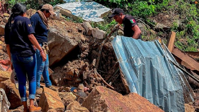 Rescatan un cuerpo en la zona alta de Acapulco a un mes del paso de Otis