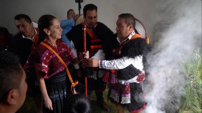 Claudia Sheinbaum recibe otro bastón de mando, ahora del pueblo tzeltal de Tenejapa, Chiapas