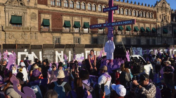 Miles de mujeres inundan el Zócalo de la Ciudad de México