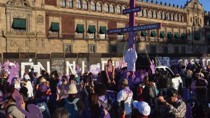 Miles de mujeres inundan el Zócalo de la Ciudad de México
