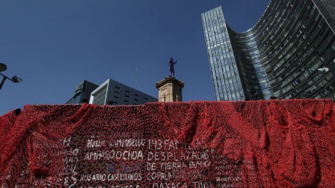 Miles de mujeres inundan el Zócalo de la Ciudad de México