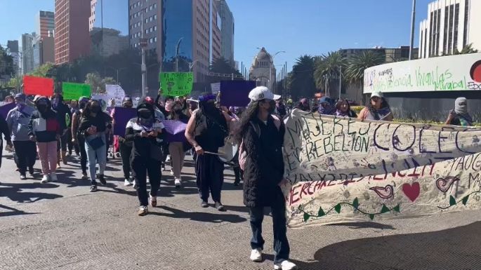 Miles de mujeres inundan el Zócalo de la Ciudad de México