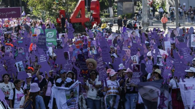 Miles de mujeres inundan el Zócalo de la Ciudad de México