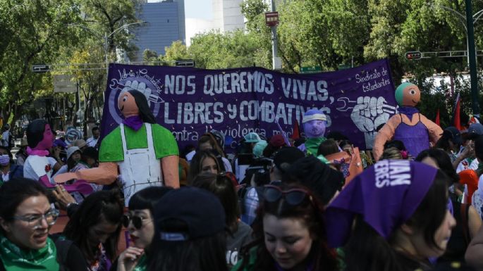 Miles de mujeres inundan el Zócalo de la Ciudad de México