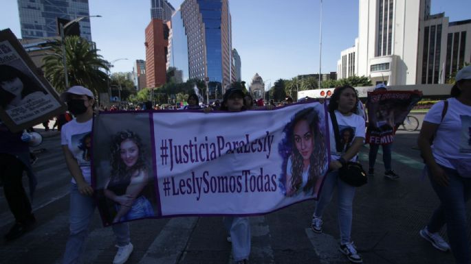 Miles de mujeres inundan el Zócalo de la Ciudad de México