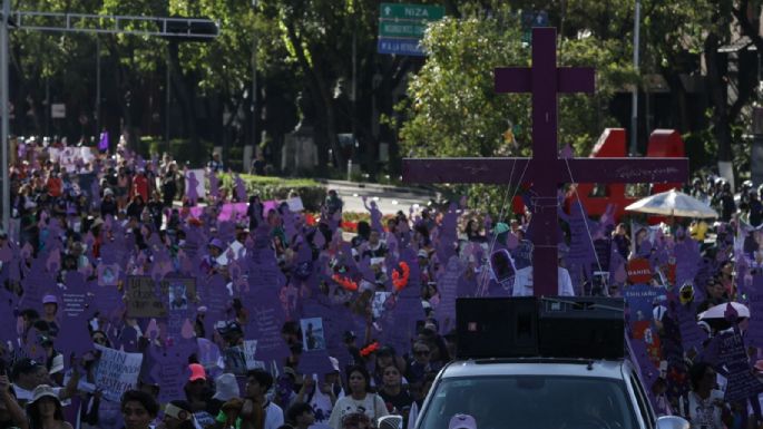 Miles de mujeres inundan el Zócalo de la Ciudad de México