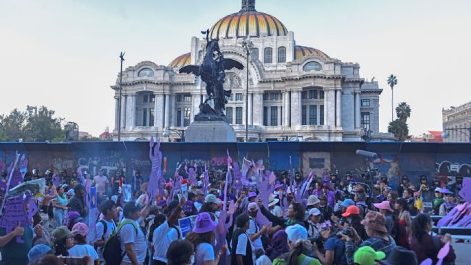 Miles de mujeres inundan el Zócalo de la Ciudad de México