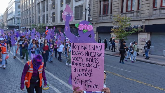 Miles de mujeres inundan el Zócalo de la Ciudad de México