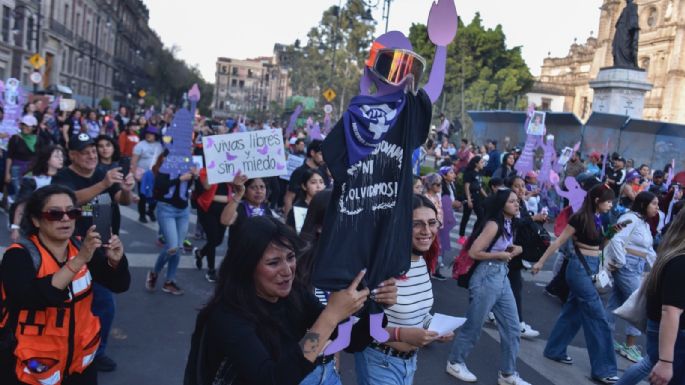 Miles de mujeres inundan el Zócalo de la Ciudad de México