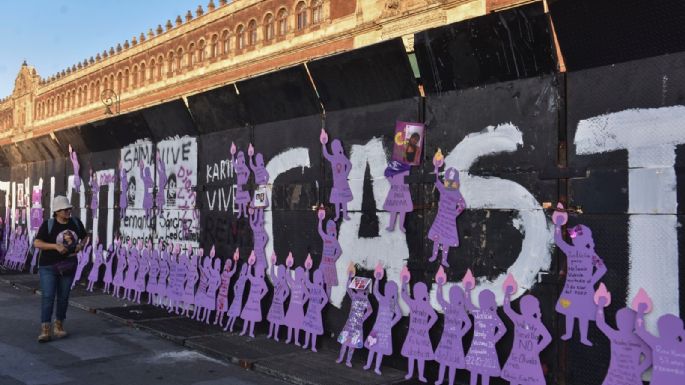 Miles de mujeres inundan el Zócalo de la Ciudad de México