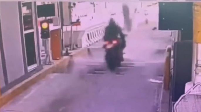 Motociclistas salen “volando” tras intentar pasar la caseta de Tlalpan sin pagar (Video)