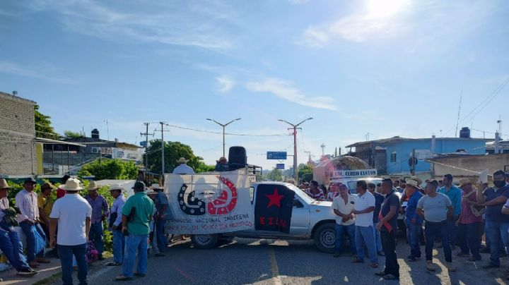 Con bloqueo, habitantes de Costa Chica exigen esclarecimiento del asesinato de Bruno Plácido