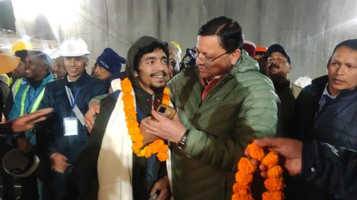 Rescatan a 41 trabajadores atrapados por derrumbe de túnel en India