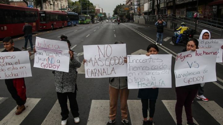 Protestan contra la ratificación de Ernestina Godoy en la FGJCDMX; bloquean Eje Central