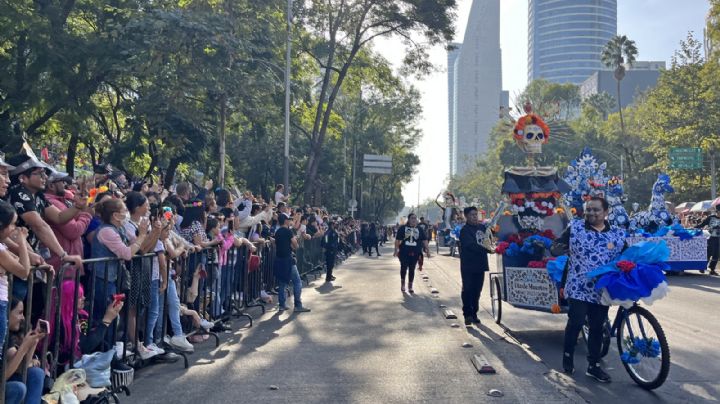 Mujer aprovecha desfile de muertos para robar 19 celulares en la CDMX