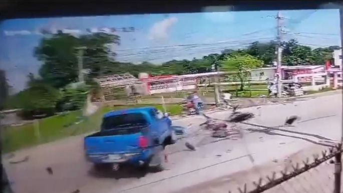 Camioneta deshace una motocicleta que invadió carril en Tabasco; uno murió (Video)