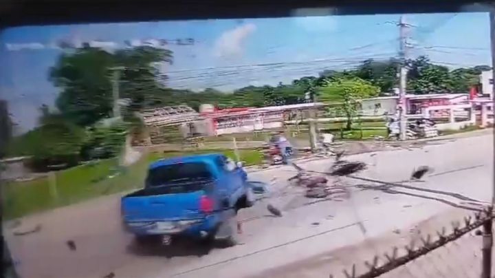 Camioneta deshace una motocicleta que invadió carril en Tabasco; uno murió (Video)