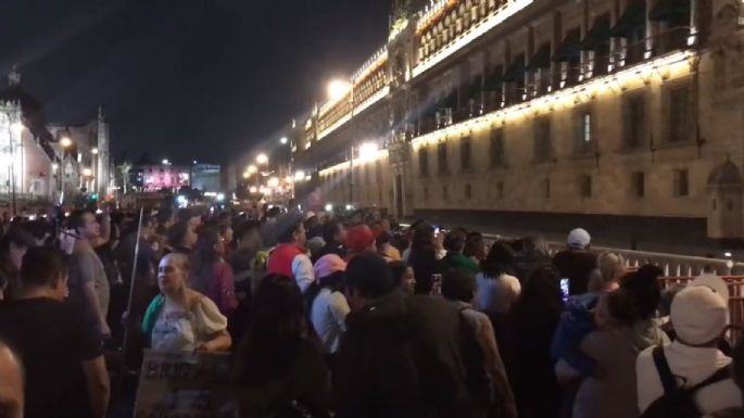 Simpatizantes llevan mariachis a Palacio Nacional para celebrar cumpleaños 70 de AMLO