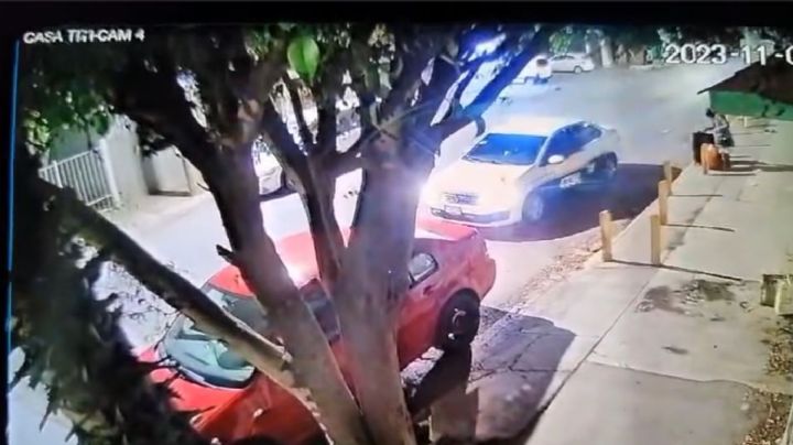 Ladrón acechó y robó a una señora que llegó en taxi a su casa en SLP (Videos)