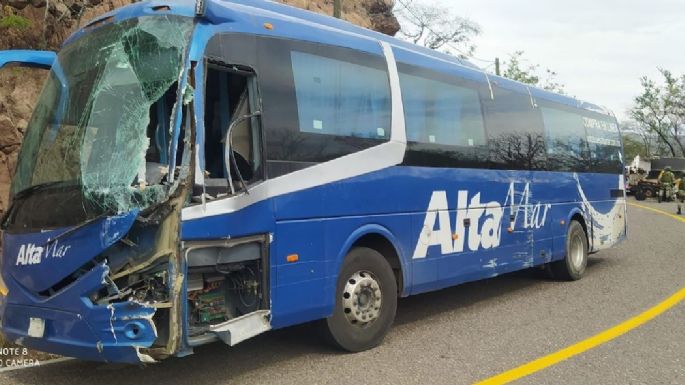 Murieron cinco personas tras chocar un autobús en carretera de Guerrero