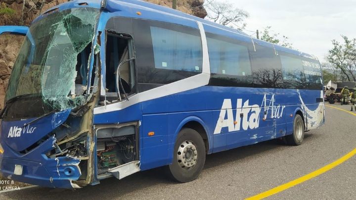 Murieron cinco personas tras chocar un autobús en carretera de Guerrero