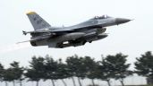 Un piloto de EU salta de su F-16 antes de que se estrelle en el mar cerca de Corea del Sur