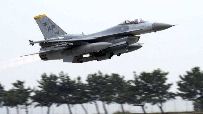 Un piloto de EU salta de su F-16 antes de que se estrelle en el mar cerca de Corea del Sur