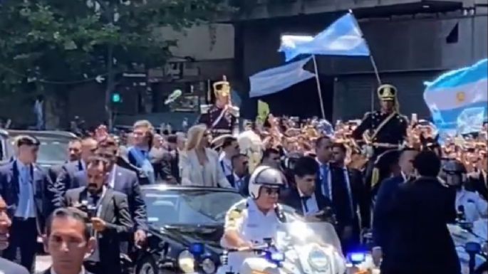 Este es el momento en el que le arrojan una botella a Javier Milei que pasó muy cerca de su cabeza