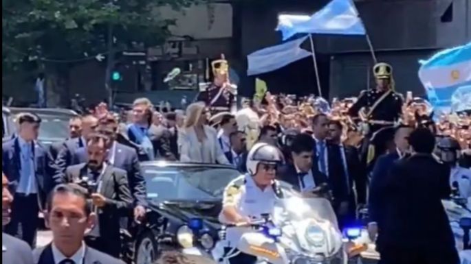 Policía argentina detiene a hombre que lanzó una botella a Milei durante festejos de asunción