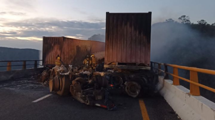 Dos personas calcinadas deja el choque entre cuatro tráileres en la autopista Colima-Guadalajara