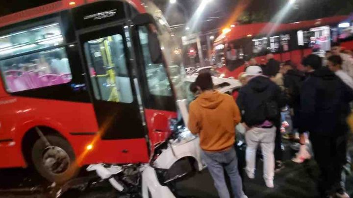 Una persona muere al chocar su vehículo con el Metrobús en Xola y Universidad