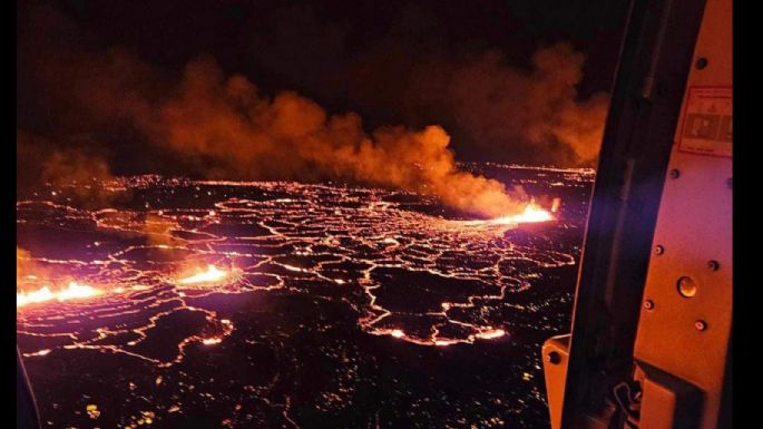 Imponentes videos del momento en que hizo erupción el volcán Grindavík, en Islandia